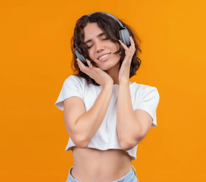 chica con audifonos
